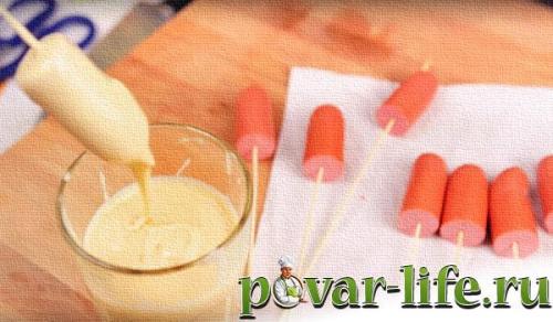 Сосиска в тесте жареная на палочке. Жаренные сосиски в кляре на палочке