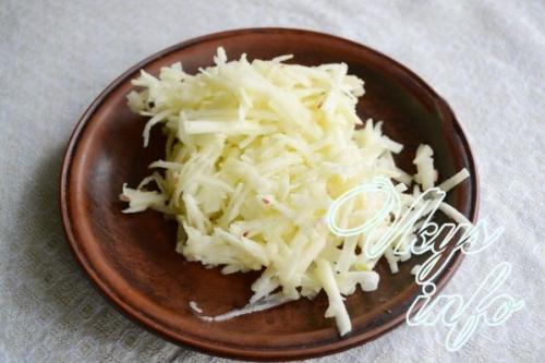 Сухой яблочный пирог с манкой