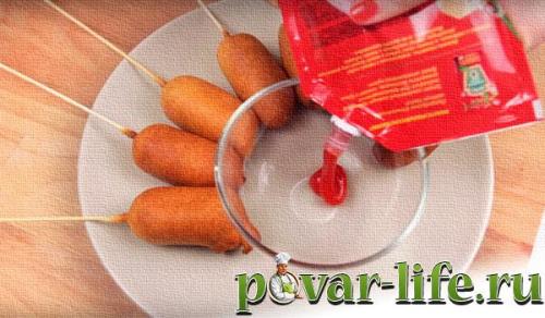 Сосиска в тесте жареная на палочке. Жаренные сосиски в кляре на палочке