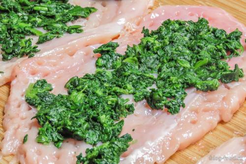 Куриная грудка с брынзой и шпинатом. Куриные рулеты с брынзой, шпинатом и песто