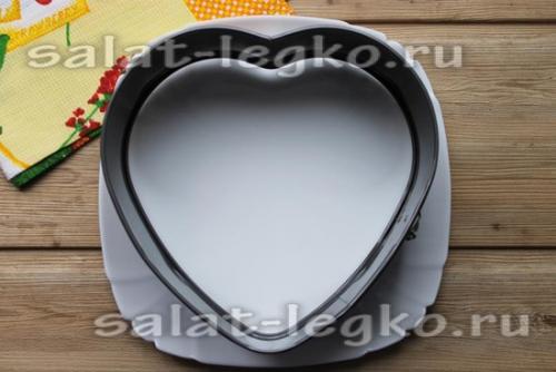 Салат-торт с кальмарами. Праздничный салат-торт из кальмаров в виде сердца