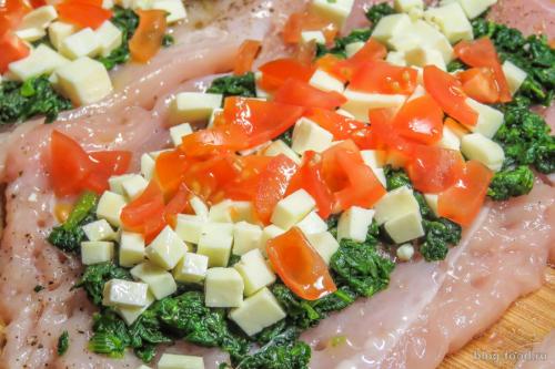 Куриная грудка с брынзой и шпинатом. Куриные рулеты с брынзой, шпинатом и песто