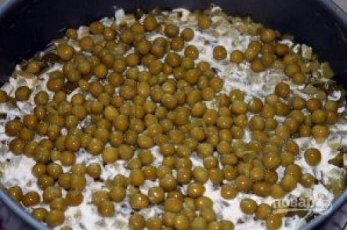 Салат с отварной рыбой. Рыбный салат из отварной рыбы