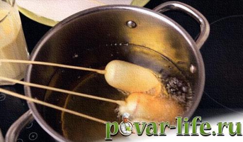 Сосиска в тесте жареная на палочке. Жаренные сосиски в кляре на палочке