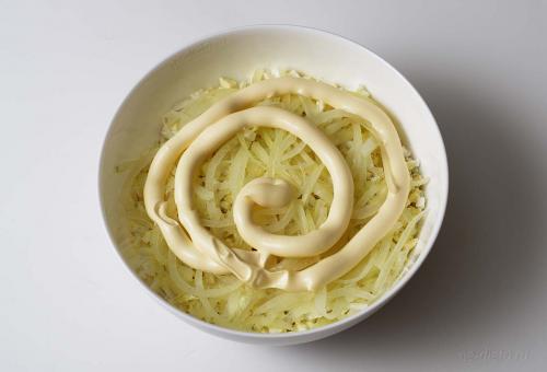 Салат кальмары с яйцом. Как приготовить салат с кальмарами и яйцом — рецепт самого вкусного и простого салата из кальмаров с пошаговыми фото