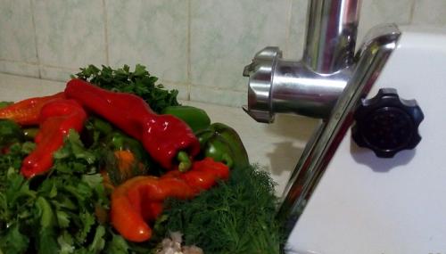 Аджика из болгарского перца с томатной пастой.