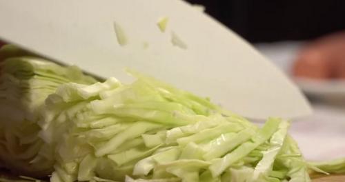 Рецепт тушеной квашеной капусты с сосисками. Несколько слов о посуде для приготовления