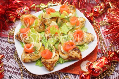 Форель в лодочках из слоеного теста. Лодочки с сёмгой