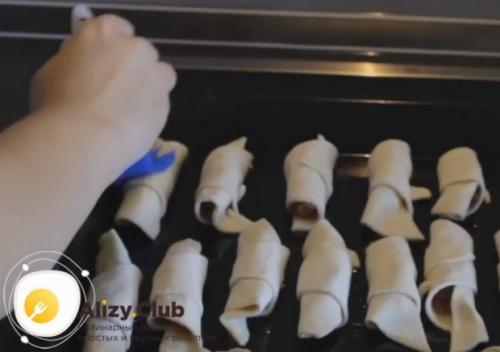 Рогалики из слоеного теста с конфетами. Рецепт рогаликов из слоеного теста с повидлом