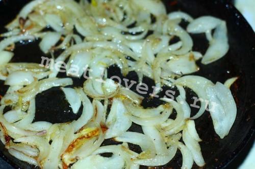 Как приготовить кальмары в сметане. Кальмары жареные с луком в сметане