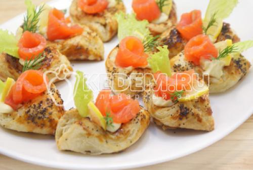 Форель в лодочках из слоеного теста. Лодочки с сёмгой