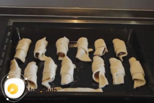 Рогалики из слоеного теста с конфетами. Рецепт рогаликов из слоеного теста с повидлом