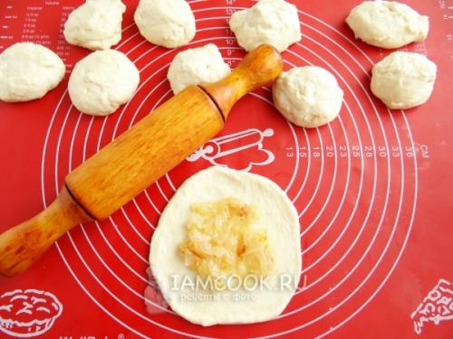 Дрожжевые лепешки с луком. Лепёшки с луком на сковороде