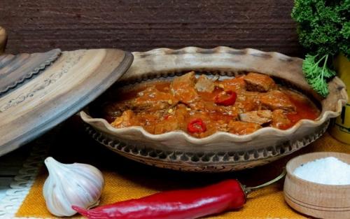 Гуляш из говядины с томатной подливой