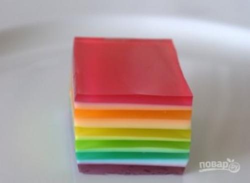 Разноцветное желе слоями в стакане. Желе слоями