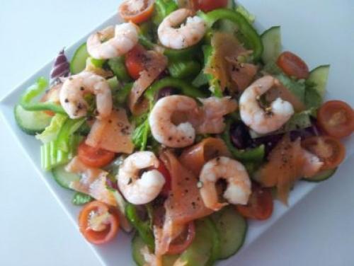 Салат с красной рыбой. С добавлением креветок