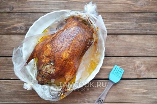 Как запекать утку в духовке с гречкой. Утка, фаршированная гречкой