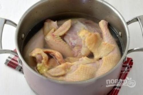 Рулет куриный в бутылке. Куриный рулет в бутылке с желатином