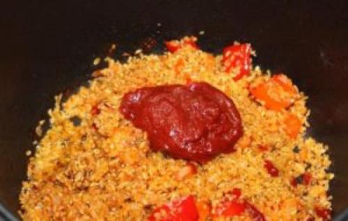 Плов на сковороде из свинины с томатной пастой. Рецепт плова с томатной пастой