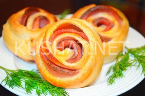 Розочки из слоеного теста с колбасой. Розочки из теста с колбасой – рецепт