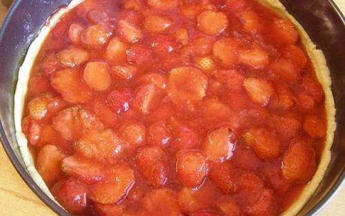 Пирог с клубникой. Клубничный пирог из песочного теста