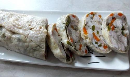 Куриный рулет в духовке в фольге. Куриный рулет в фольге в духовке рецепт с фото