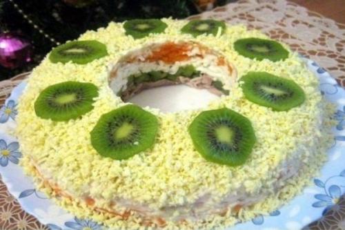 Слоеный салат с курицей «Малахитовый браслет»