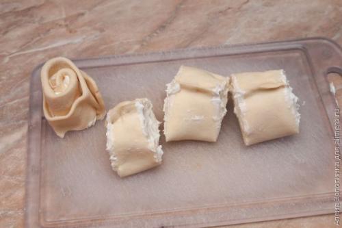 Розочки из слоеного теста с творогом. Розочки с творогом из слоеного теста