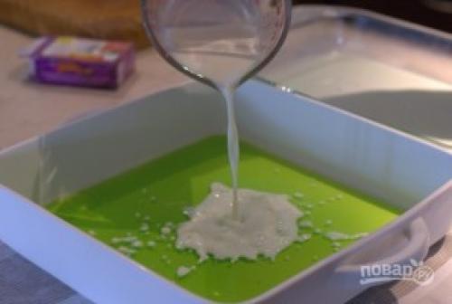 Разноцветное желе слоями в стакане. Желе слоями