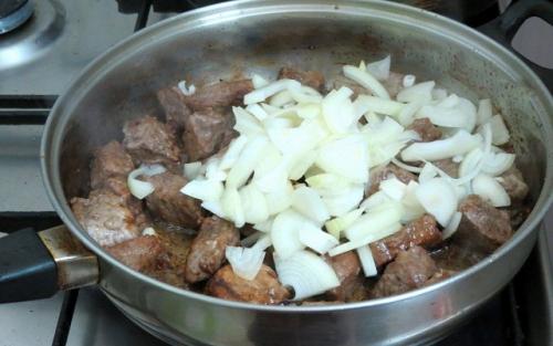 Гуляш из говядины с томатной подливой