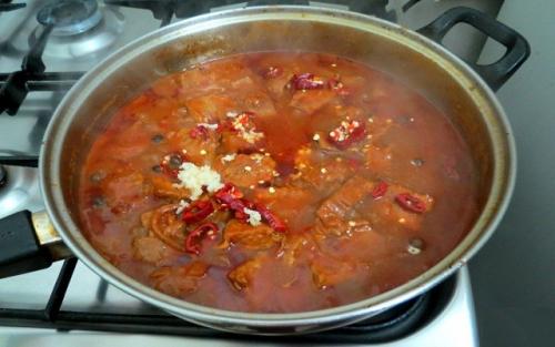 Гуляш из говядины с томатной подливой