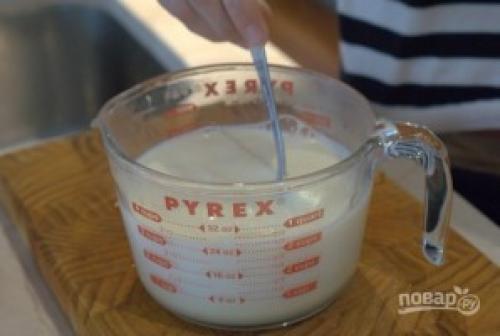 Разноцветное желе слоями в стакане. Желе слоями