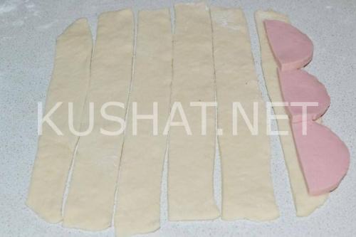 Розочки из слоеного теста с колбасой. Розочки из теста с колбасой – рецепт