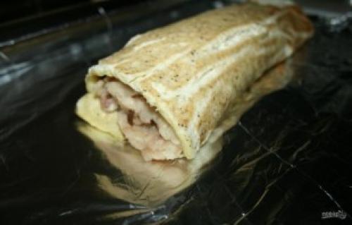 Куриный рулет в омлете. Куриный рулет с омлетом