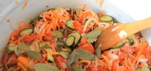 Салат с капусты на зиму рецепт без варки. Вкусный салат на зиму «Кубанский» с капустой и овощами