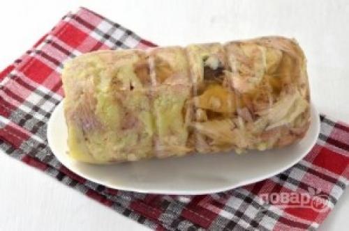 Рулет куриный в бутылке. Куриный рулет в бутылке с желатином