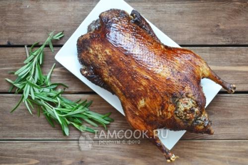 Как запекать утку в духовке с гречкой. Утка, фаршированная гречкой