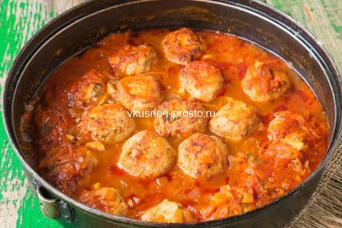 Митболы из курицы в томатном соусе. Куриные митболы с сыром в томатном соусе