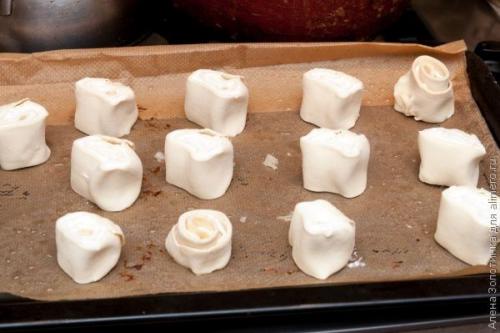 Розочки из слоеного теста с творогом. Розочки с творогом из слоеного теста