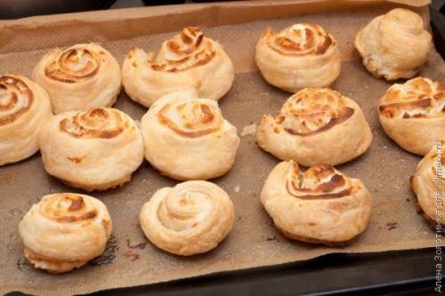 Розочки из слоеного теста с творогом. Розочки с творогом из слоеного теста