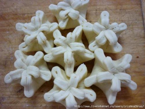 Цветы из слоеного теста.