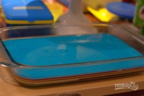 Разноцветное желе слоями в стакане. Желе слоями