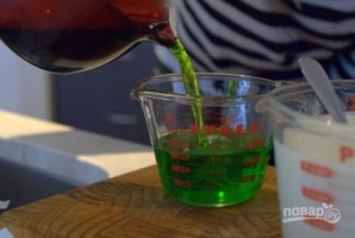 Разноцветное желе слоями в стакане. Желе слоями