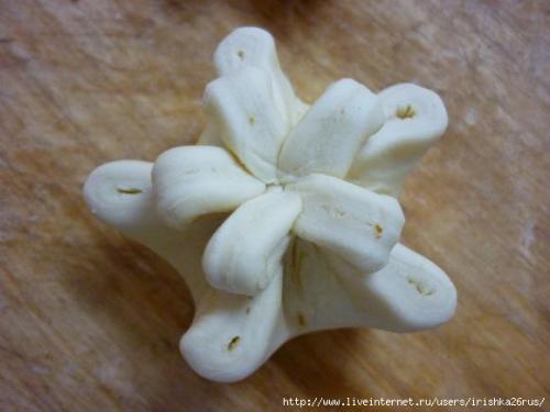 Цветы из слоеного теста.