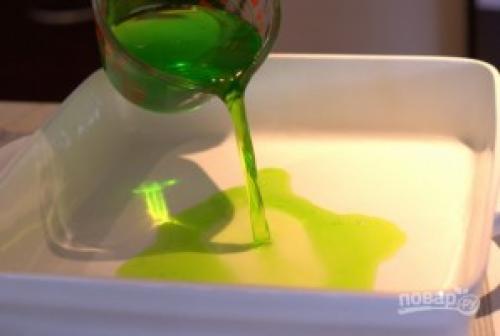 Разноцветное желе слоями в стакане. Желе слоями