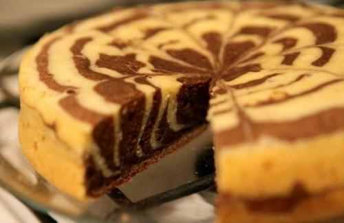 Пирог «Зебра» на кефире в мультиварке