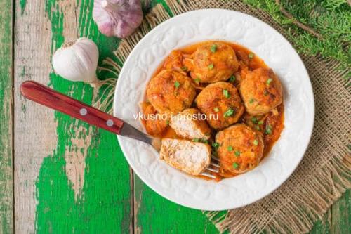 Митболы из курицы в томатном соусе. Куриные митболы с сыром в томатном соусе