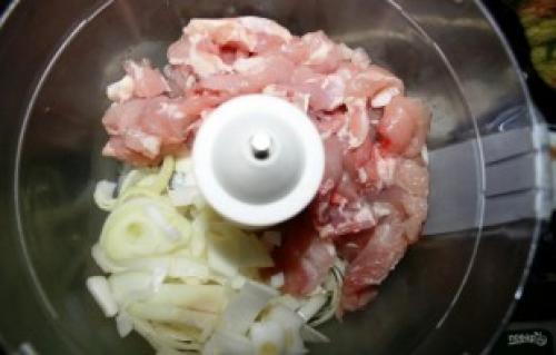 Куриный рулет в омлете. Куриный рулет с омлетом