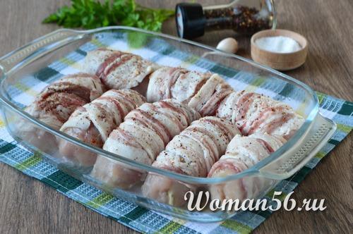 Рулеты куриные в беконе. Куриные рулетики с сыром в беконе