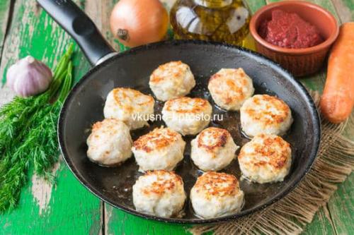Митболы из курицы в томатном соусе. Куриные митболы с сыром в томатном соусе